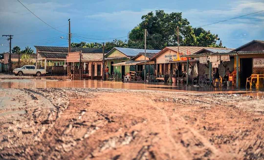 Enchente do rio Envira deixou cenas de destruição em Feijó