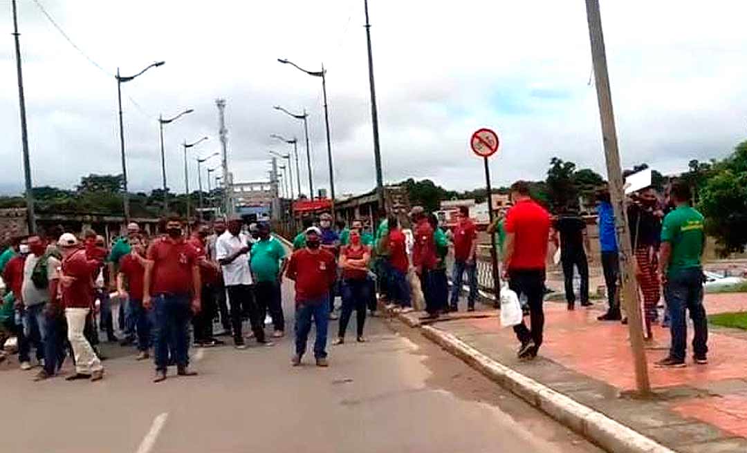 Em protesto, taxistas que fazem transporte intermunicipal fecham ponte Juscelino Kubitschek e Getúlio Vargas