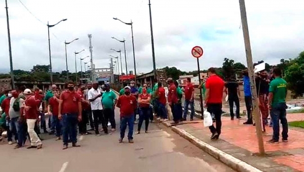 Em protesto, taxistas que fazem transporte intermunicipal fecham ponte Juscelino Kubitschek e Getúlio Vargas