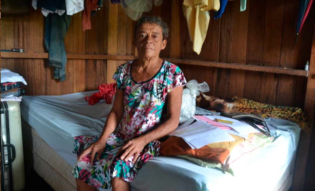 SOS Acre: Idosa que comoveu em vídeo pescando em lago, recebe ajuda