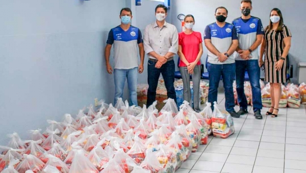 Cafezar entrega cestas básicas para Acisa distribuir entre as famílias atingidas pela alagação