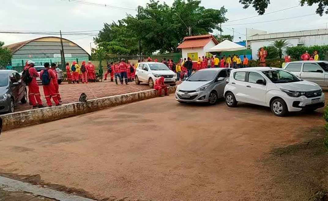 Garis cruzam os braços e fazem protesto após quase dois meses sem salários em Rio Branco