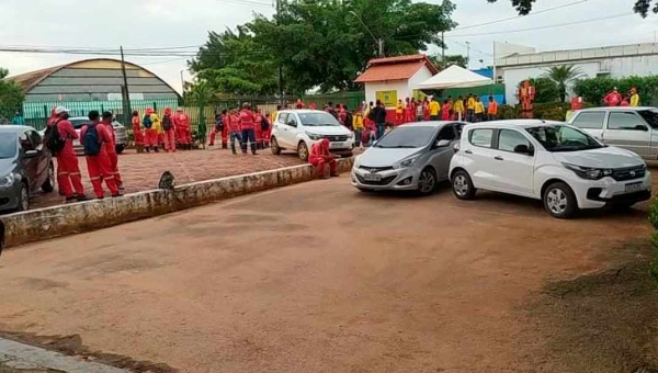 Garis cruzam os braços e fazem protesto após quase dois meses sem salários em Rio Branco