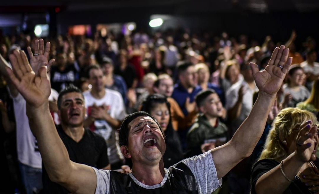 MP quer que governo proíba eventos religiosos nos fins de semana e feriados