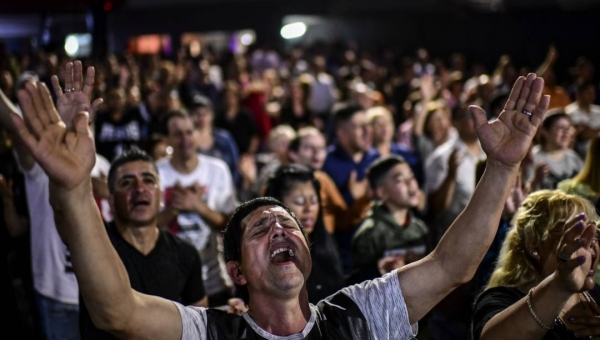 MP quer que governo proíba eventos religiosos nos fins de semana e feriados