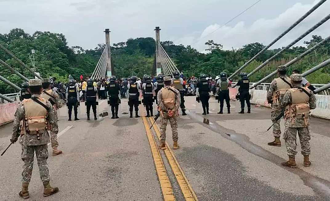 Juiz federal manda polícia retirar imigrantes da ponte da integração na fronteira entre o Brasil e o Peru no Acre