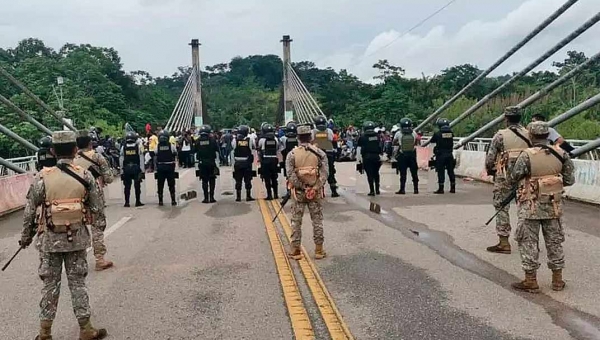 Juiz federal manda polícia retirar imigrantes da ponte da integração na fronteira entre o Brasil e o Peru no Acre