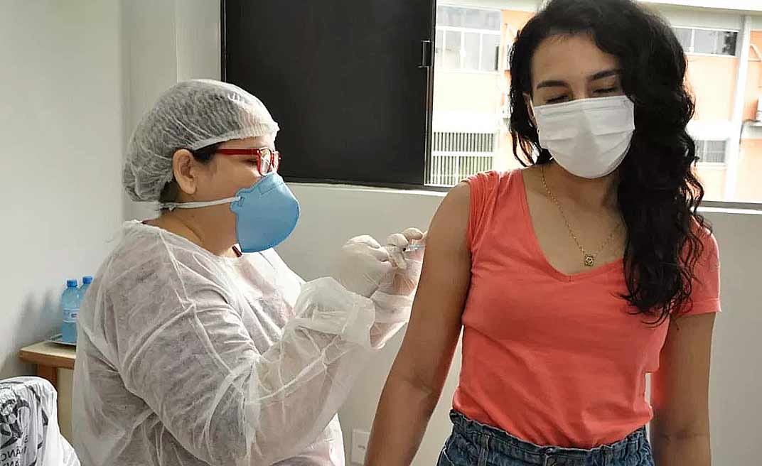 Semsa vacina quase 60 alunos de medicina da Ufac contra a Covid-19