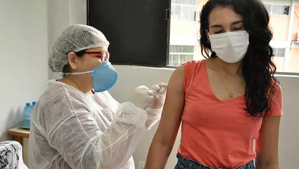 Semsa vacina quase 60 alunos de medicina da Ufac contra a Covid-19