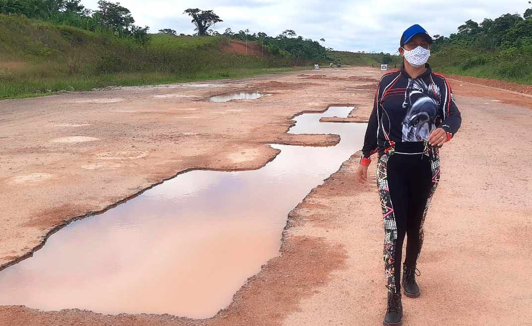 Vereadora Cleide Silva acompanha de perto obra de revitalização da Pista de pouso de Porto Walter