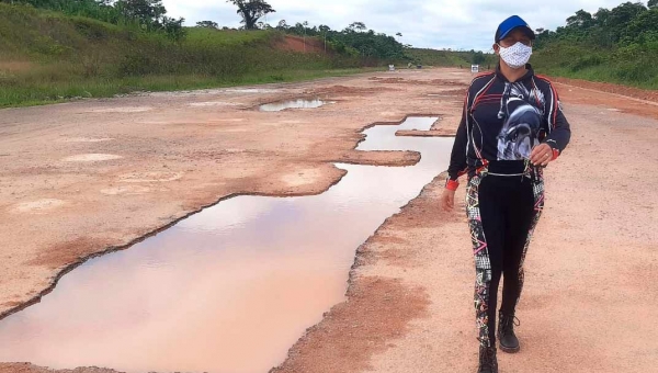 Vereadora Cleide Silva acompanha de perto obra de revitalização da Pista de pouso de Porto Walter