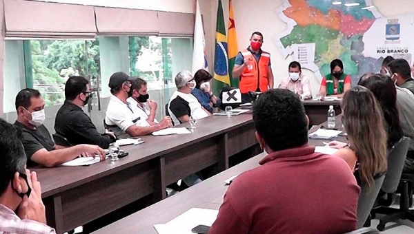 Operação vai mandar para casa até sábado quase 70 famílias que estão em abrigos, em Rio Branco