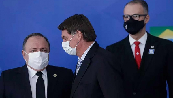 Usando máscara, Bolsonaro sanciona lei que facilita compra de vacinas contra Covid-19