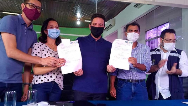 Em Porto Acre, Gladson assina convênio para ações emergenciais de combate à dengue no pós-enchente