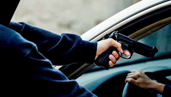 Motorista de uber é sequestrado, obrigado a dirigir para os criminosos, fica no fogo cruzado e acaba baleado