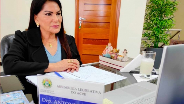 Antonia Sales solicita urgência na instalação de tomógrafo no Hospital do Juruá