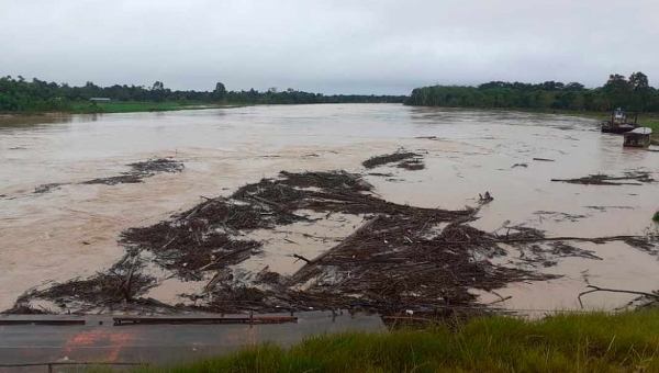 Após cheia histórica, rio Tarauacá volta a transbordar na manhã desta quarta-feira