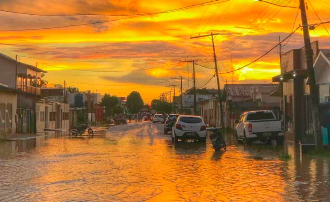 Rio Tarauacá apresenta sinais de vazante, mas ainda atinge quatro bairros