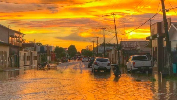 Rio Tarauacá apresenta sinais de vazante, mas ainda atinge quatro bairros