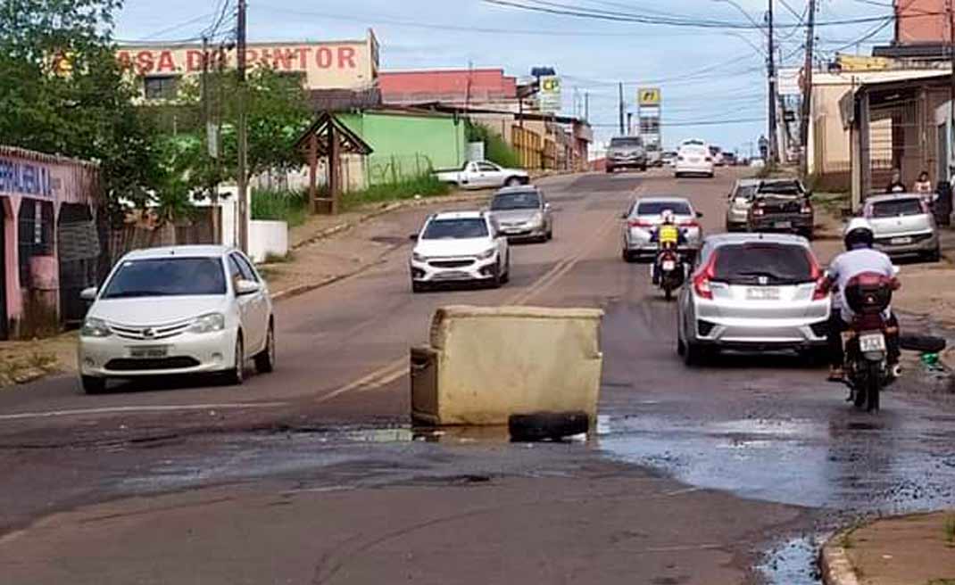 Sofá e pneu são colocados no meio da rua Rio Janeiro, na Capital, em vazamento de esgoto