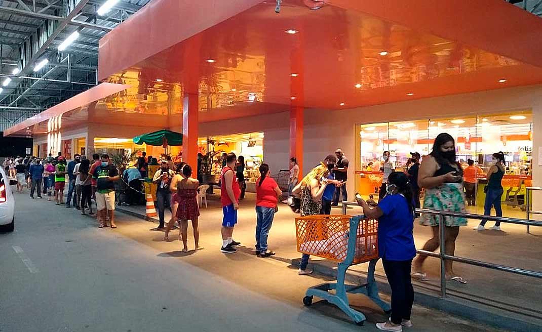 Supermercados de Rio Branco registram filas a poucas horas do ‘fecha tudo'