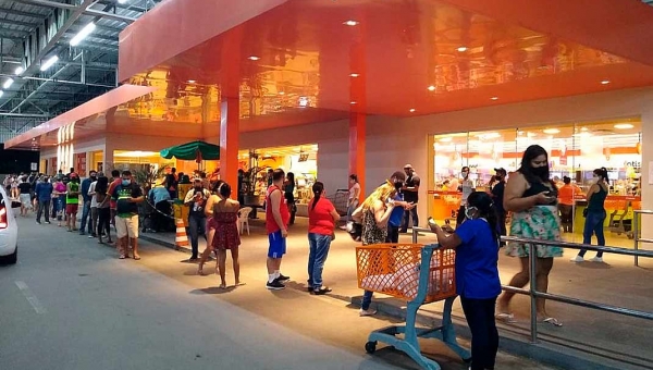 Supermercados de Rio Branco registram filas a poucas horas do ‘fecha tudo'