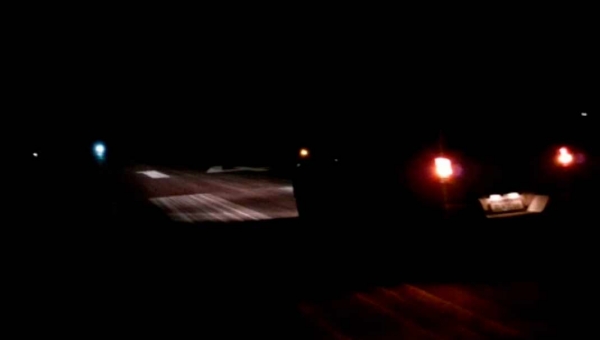 Motoristas iluminam pista para avião decolar com paciente com covid-19 no interior do Acre