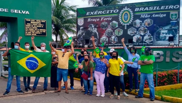 Bolsonaristas marcam carreata, pouca gente comparece e ato é cancelado