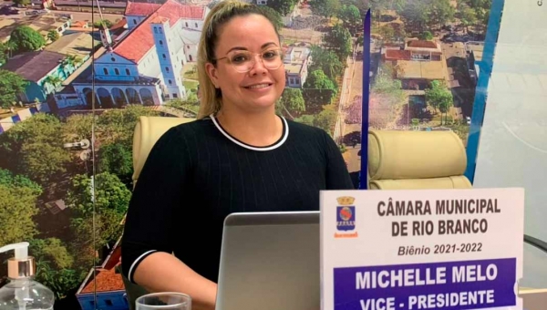 Michelle Melo apresenta e vereadores aprovam projeto de lei para agendamento de consultas por telefone nos postos de saúde