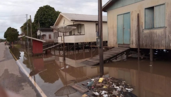 Rio Tarauacá volta a transbordar pela terceira vez e atinge quatro bairros da cidade