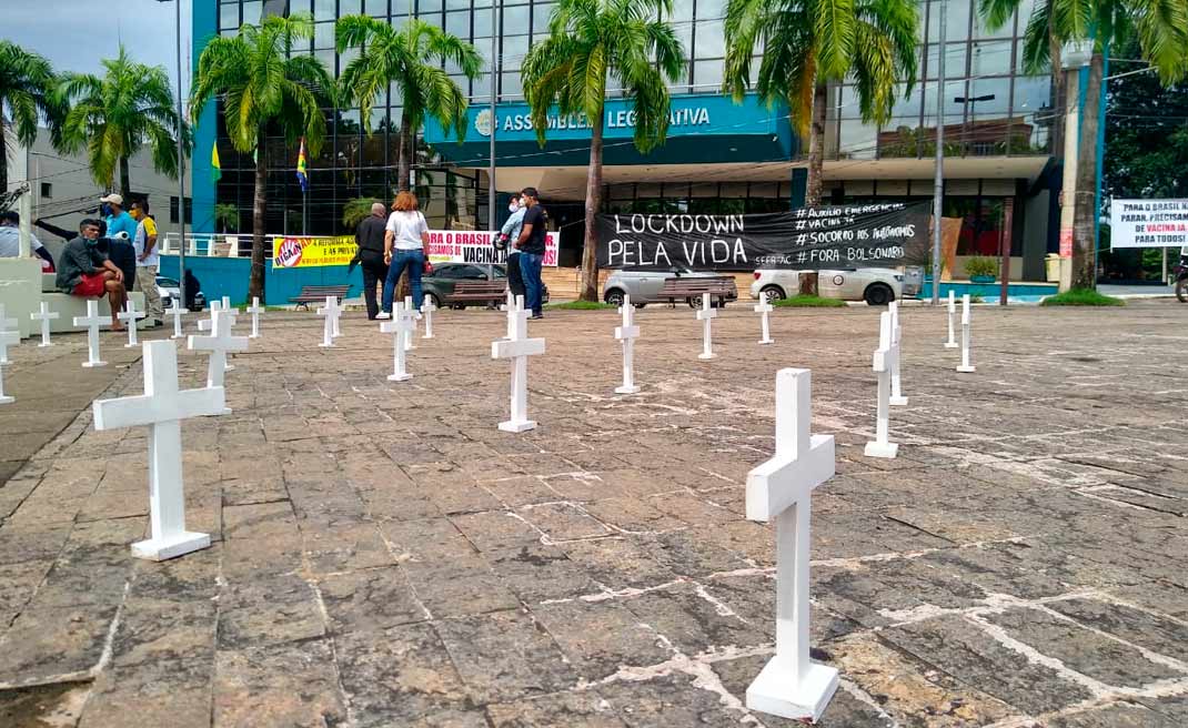 Com cruzes e cartazes no Centro de Rio Branco, sindicatos pedem lockdown nacional