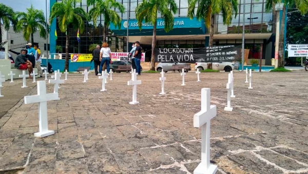 Com cruzes e cartazes no Centro de Rio Branco, sindicatos pedem lockdown nacional