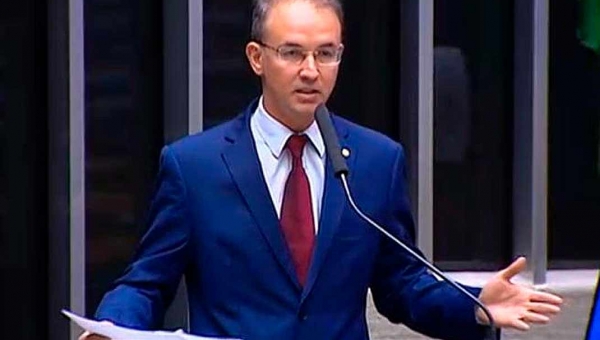 Leo de Brito aprova requerimento para ministro explicar denúncias de tráfico de influência de filho de Bolsonaro