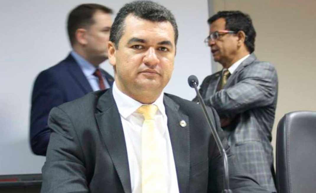Deputado Sargento Cadmiel parabeniza prefeito de Epitaciolândia por vacinação prioritária de policiais