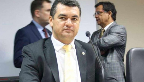 Deputado Sargento Cadmiel parabeniza prefeito de Epitaciolândia por vacinação prioritária de policiais