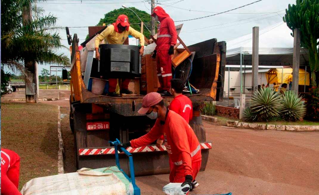 Mesmo sendo pagos para limpar ruas, garis foram utilizados para fazer mudanças de alagados