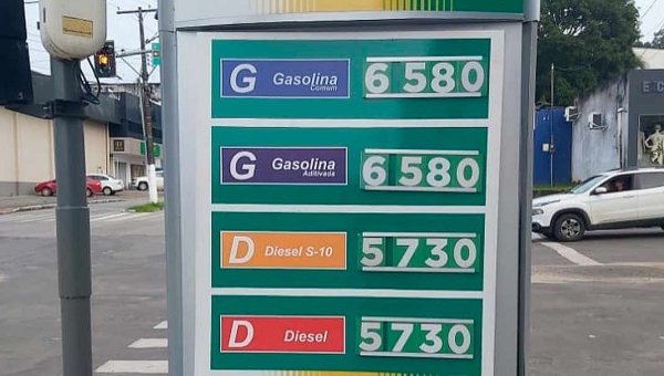 Gasolina fica mais barata 12 centavos em Cruzeiro do Sul após divulgação de impostos
