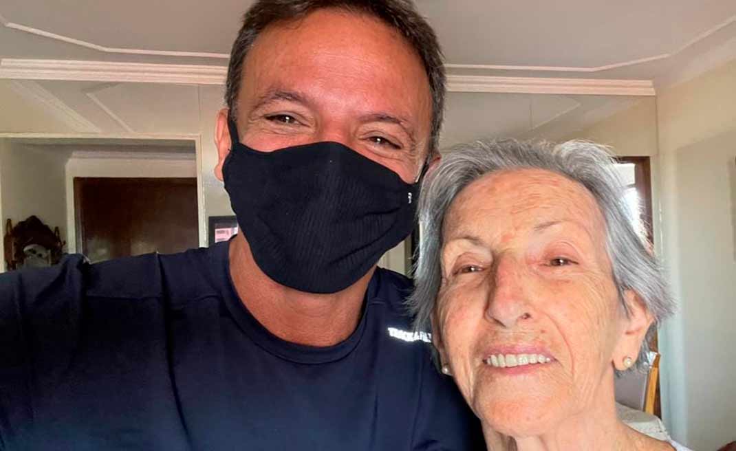 Senador aliado de Bolsonaro agradece imunização da mãe com a 2ª dose da vacina anticovid