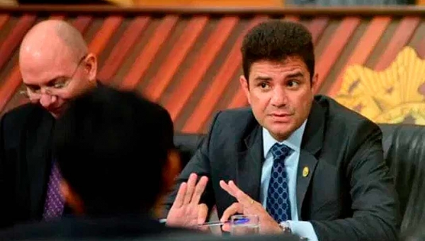 Por reconstrução política e novos aliados, Gladson inicia conversas com oito partidos