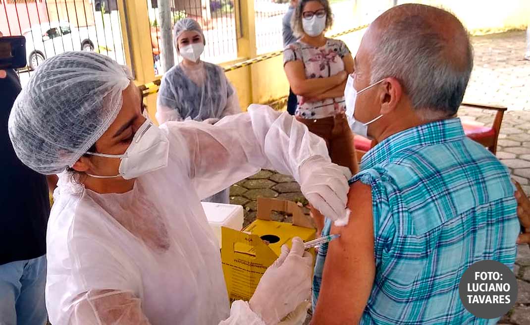 Aos 67 anos, Bocalom é vacinado contra a covid-19 e diz: "Uma coisa é a vacina, outra coisa é o tratamento precoce"