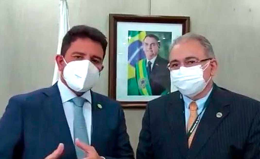 Em Brasília, Gladson pede mais vacinas a ministro da Saúde, que garante "atender demandas"