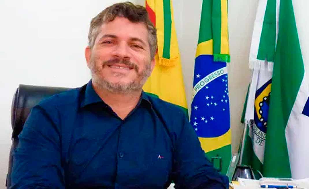 Após vacinar agentes da Polícia Civil, prefeito de Epitaciolândia é citado em publicação nacional por “burla” e “comprometer vacinação de idosos”