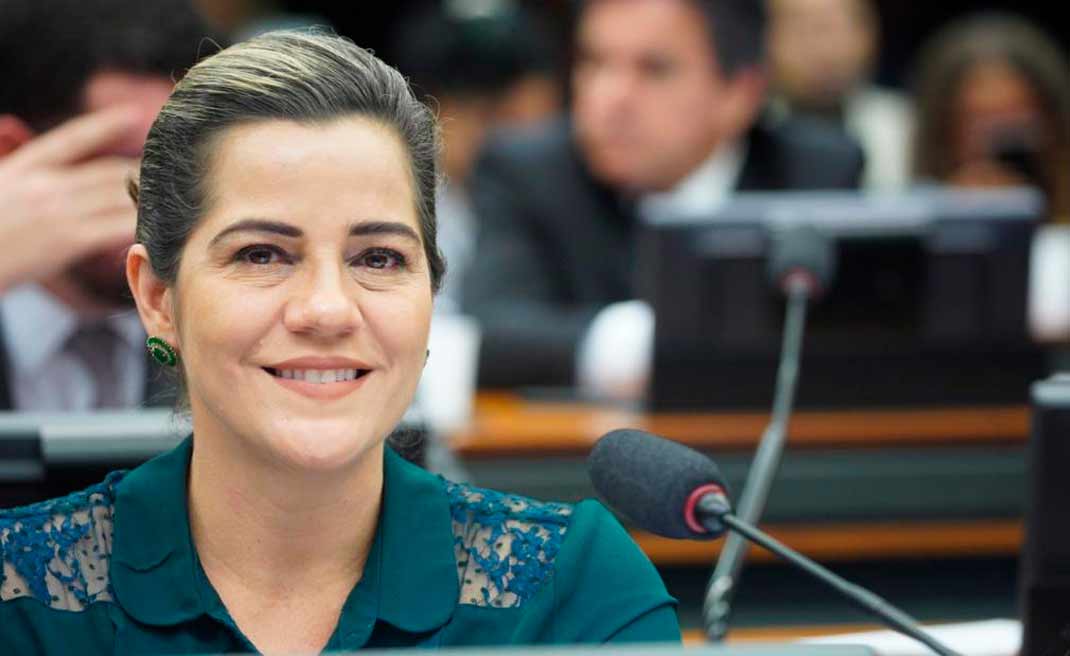 Mara Rocha recebe agradecimento pelo trabalho no combate às drogas e manutenção de casas terapêuticas