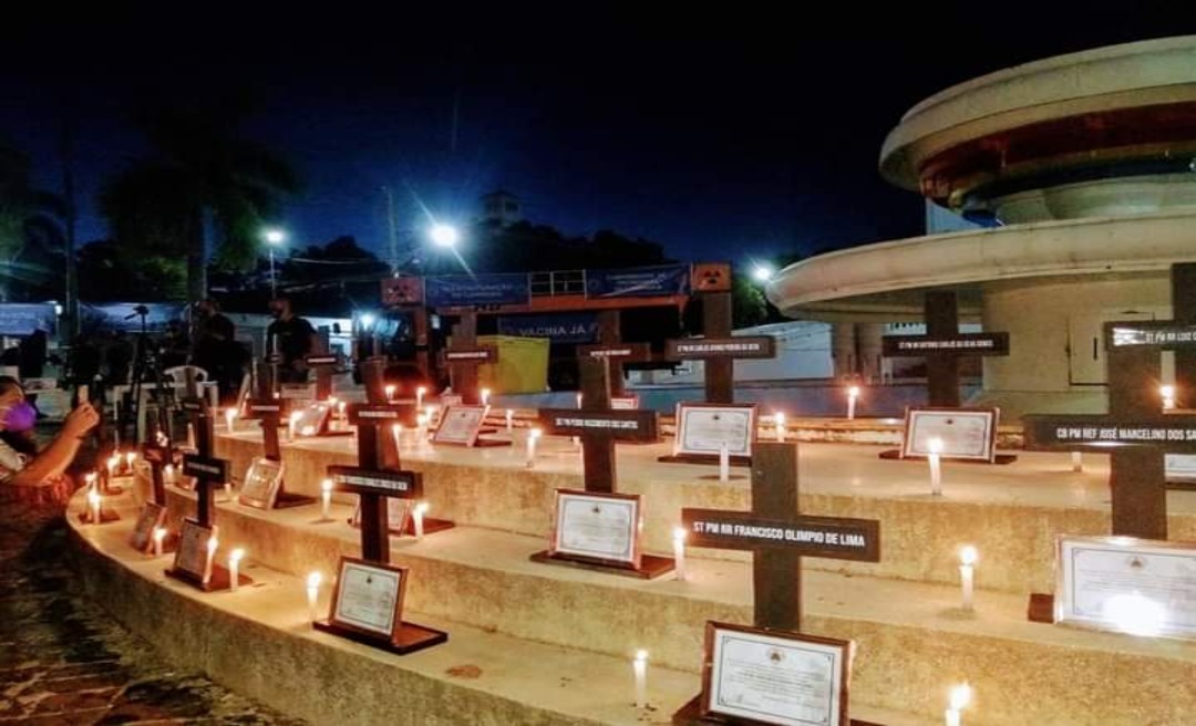 Com cruzes e velas, PMs lembram colegas que morreram de covid-19 no Acre e pedem valorização