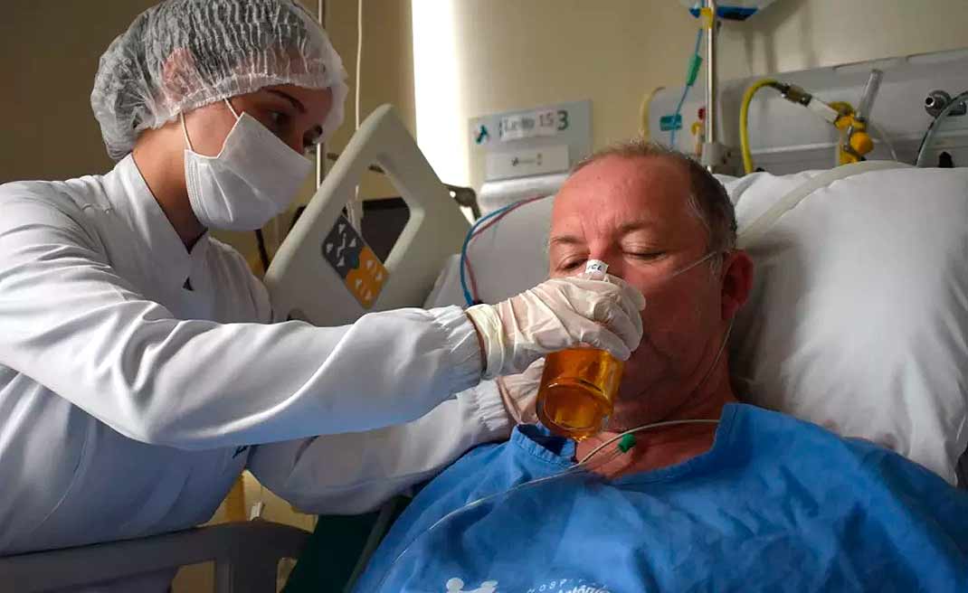 Paciente toma cerveja em hospital de Blumenau após ficar 18 dias internado com Covid em UTI