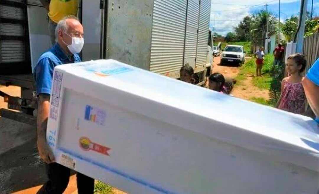 Prefeitura diz que vai investigar homem que colocou geladeira doada à venda