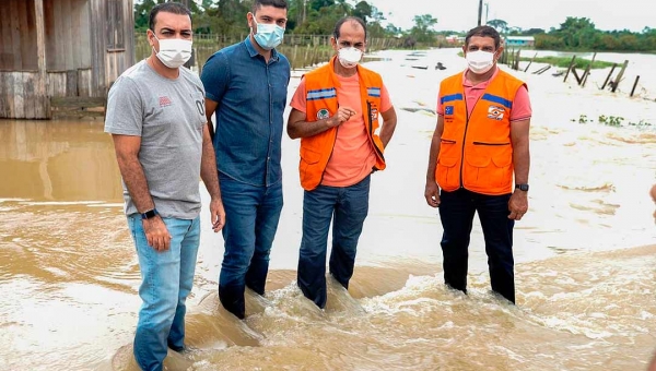 Nicolau Júnior acompanha trabalho da prefeitura de Cruzeiro em nova enchente do Rio Juruá