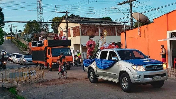 Igreja católica leva bênção do Santíssimo Sacramento em carro aberto às ruas de Rio Branco