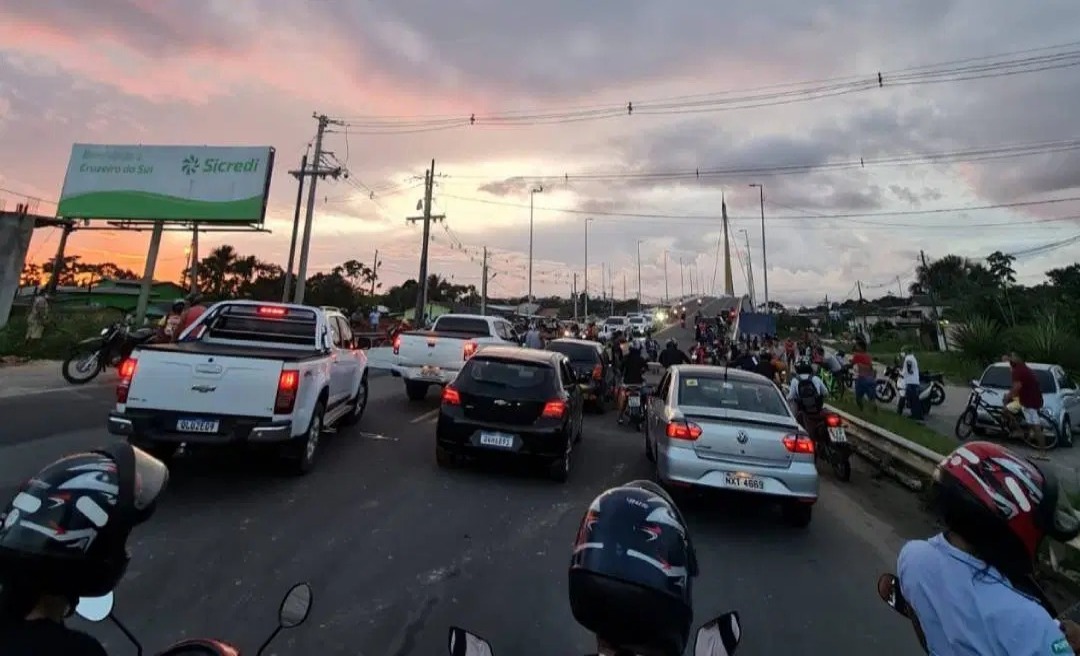 Por religação de energia, Ponte da União é fechada por moradores do Miritizal