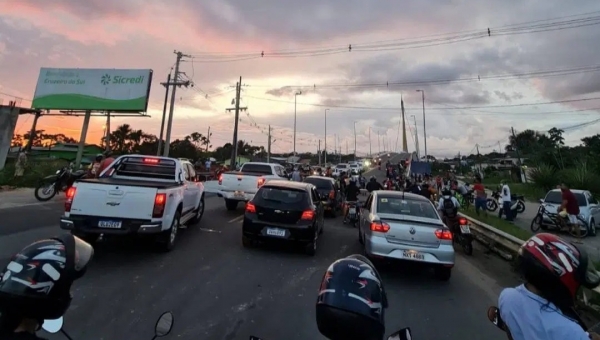 Por religação de energia, Ponte da União é fechada por moradores do Miritizal